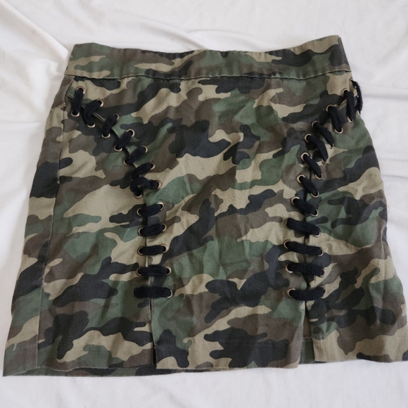 Forever 21 Women's Size small green camo mini skirt #J9 - Picture 1 of 2